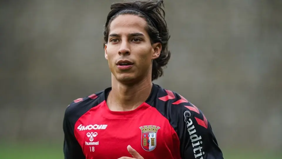 Diego Lainez es relegado a los suplentes en el primer partido del Braga