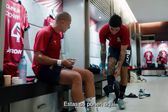 Víctor Guzmán trollea a Chicharito previo a su debut con Chivas: 'Las espinilleras se ponen aquí'