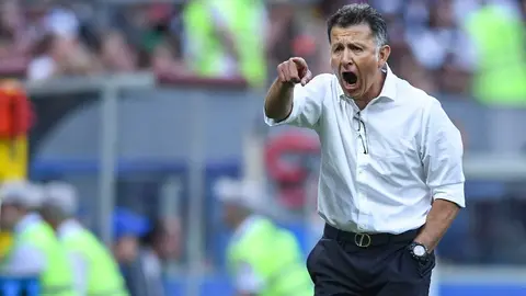¡Sin miedo a la polémica! Juan Carlos Osorio provoca afición de Coritiba lanzándoles besos