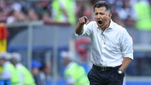 ¡Sin miedo a la polémica! Juan Carlos Osorio provoca afición de Coritiba lanzándoles besos