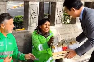 Embajador de Japón Noriteru Fukushima regala ‘guajolotas’ en la CDMX por el día de la candelaria