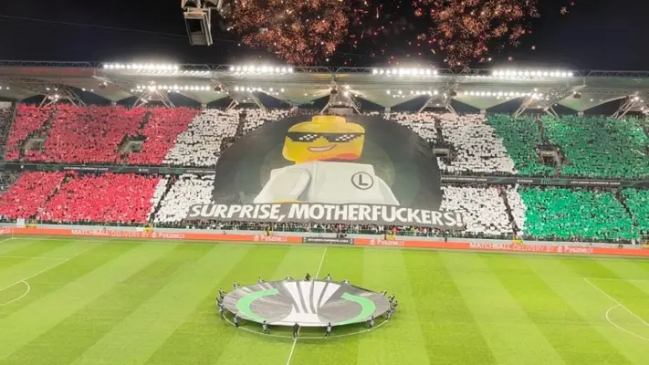 ¡'Sorpresa, hijos de p***'! Ultras del Legia Varsovia retan a la UEFA con pancarta