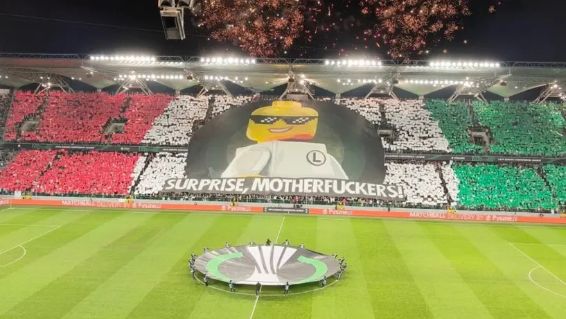 ¡'Sorpresa, hijos de p***'! Ultras del Legia Varsovia retan a la UEFA con pancarta