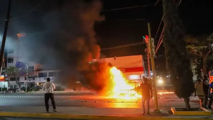 Normalistas secuestran y queman camionetas de la Guardia Nacional en Tixtla, Guerrero