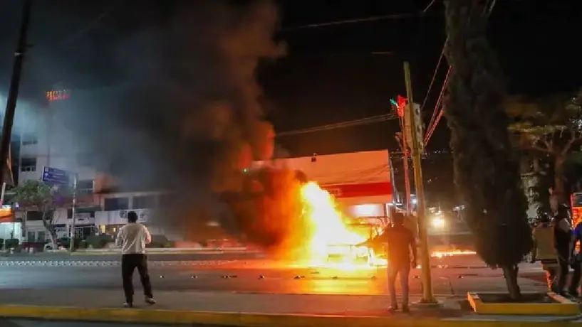 Normalistas secuestran y queman camionetas de la Guardia Nacional en Tixtla, Guerrero
