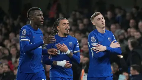 ¡Hacen la diablura! En duelo de remontadas, Chelsea rescató la victoria contra Manchester United
