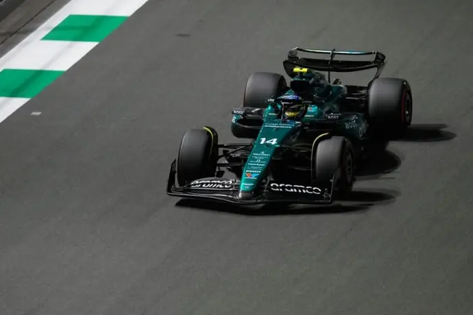 ¿Viene la 33? Fernando Alonso lideró la segunda sesión de prácticas libres en el GP de Arabia Saudita