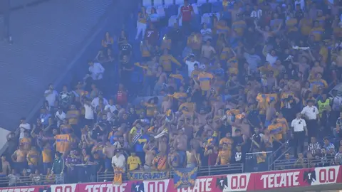 Piden identificar y vetar a seudoaficionado de Tigres que orinó en vaso y lo lanzó a fans de Rayados