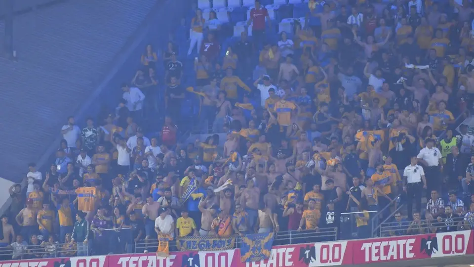 Piden identificar y vetar a seudoaficionado de Tigres que orinó en vaso y lo lanzó a fans de Rayados