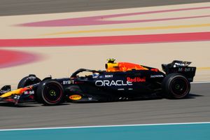 F1: Checo Pérez, 'víctima' de una coladera durante la pretemporada en Bahrein