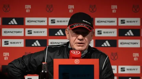 ¡Inédito! Javier Aguirre le 'ofrece' el puesto de DT a periodista en plena conferencia