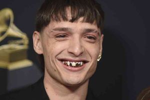 ¿Está chimuelo? Peso Pluma sorprende con su dentadura de oro en los Premios Grammy