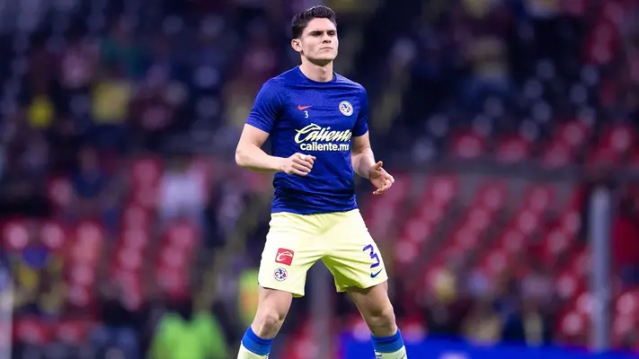 Israel Reyes, disponible para juego ante Santos tras salir de cambio ante New England