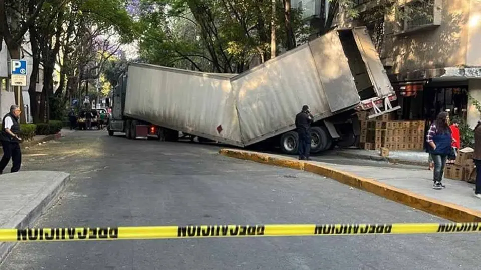Un tráiler con cajas de cerveza se parte en dos en Polanco