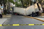 Un tráiler con cajas de cerveza se parte en dos en Polanco