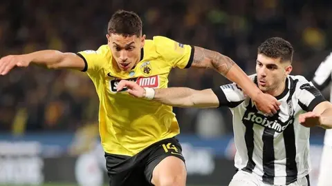 AEK Atenas deja ir la victoria en casa ante el PAOK y se aleja del Campeonato