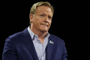¡Que no lo toquen! Roger Goodell podría no dar sus característicos abrazos durante el Draft 2024