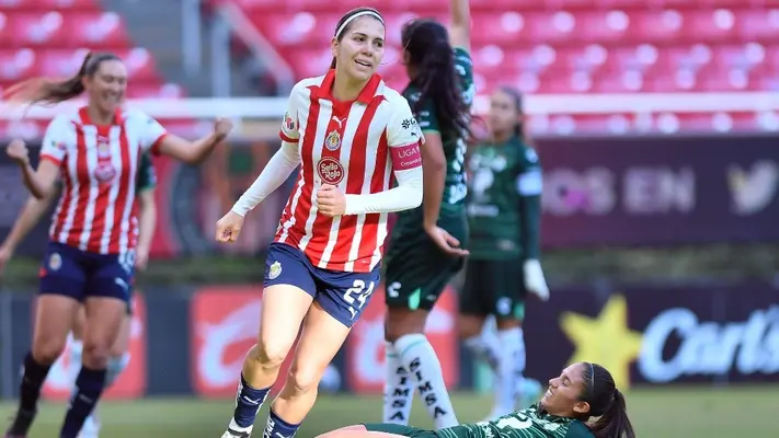 ¿A cuántos goles llegó "Licha" Cervantes con Chivas tras la goleada ante Santos?