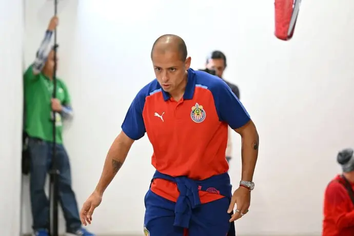 ‘Chicharito’ Hernández ya entrenó al parejo con sus compañeros; no jugará ante Pumas