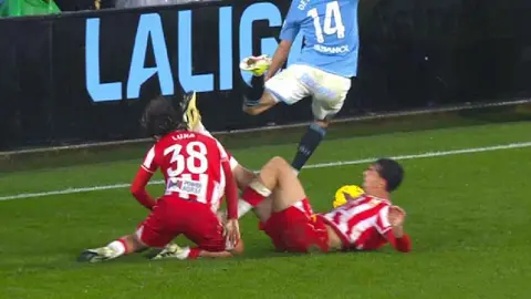 ¡De terror! Luka Romero tuvo que abandonar el partido de Almería tras choque con su compañero