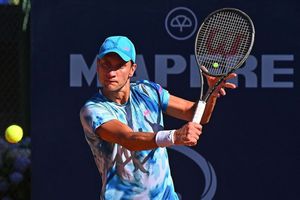 Tenista argentino Renzo Olivo fue descalificado tras patear silla del juez en Chile