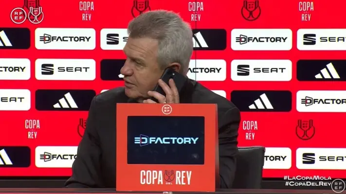 ¡Ring, Ring! Interrumpe Javier Aguirre su conferencia para tomar una llamada: "¡Patxi, ahora voy!"