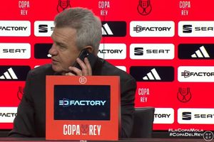 ¡Ring, Ring! Interrumpe Javier Aguirre su conferencia para tomar una llamada: "¡Patxi, ahora voy!"
