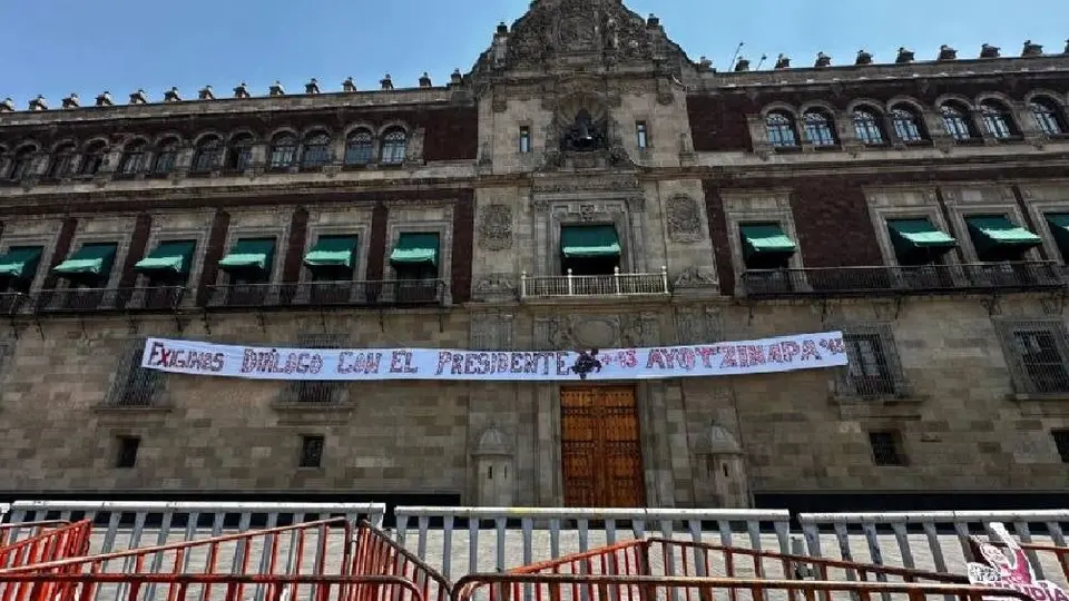 Normalistas de Ayotzinapa colocaron una manta en Palacio Nacional
