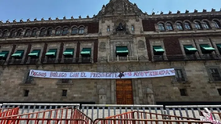 Normalistas de Ayotzinapa colocaron una manta en Palacio Nacional