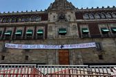 Normalistas de Ayotzinapa colocaron una manta en Palacio Nacional