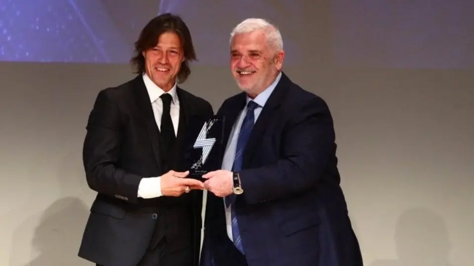 Matías Almeyda del AEK Atenas es elegido mejor técnico del año en Grecia