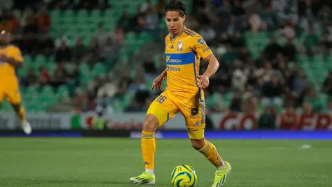 Diego Lainez 'emula' a la leyenda de las Chivas, Jaime 'el Tubo' Gómez, leyendo un libro