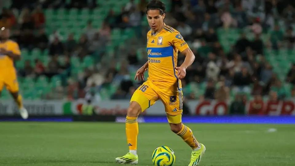 Diego Lainez 'emula' a la leyenda de las Chivas, Jaime 'el Tubo' Gómez, leyendo un libro