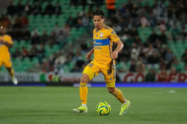 Diego Lainez 'emula' a la leyenda de las Chivas, Jaime 'el Tubo' Gómez, leyendo un libro
