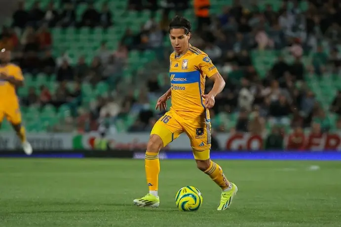 Diego Lainez 'emula' a la leyenda de las Chivas, Jaime 'el Tubo' Gómez, leyendo un libro