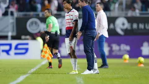 ¡Se calentó! Fernando Gago se encaró con el cuerpo técnico de Mazatlán tras empate ante Chivas