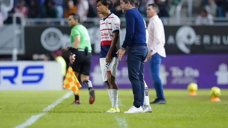 ¡Se calentó! Fernando Gago se encaró con el cuerpo técnico de Mazatlán tras empate ante Chivas