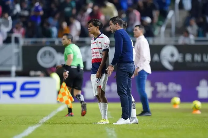 ¡Se calentó! Fernando Gago se encaró con el cuerpo técnico de Mazatlán tras empate ante Chivas