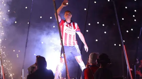 Pequeño aficionado de Chivas le hizo una petición a 'Chicharito' Hernández: "Danos la 13"