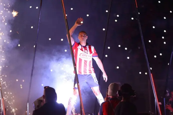 Pequeño aficionado de Chivas le hizo una petición a 'Chicharito' Hernández: "Danos la 13"