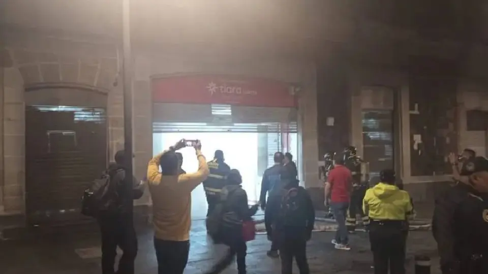 Un incendio arrasa con una bodega en el centro de la CDMX