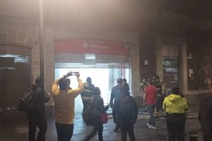 Un incendio arrasa con una bodega en el centro de la CDMX