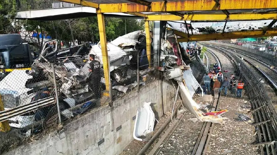 Quitarán puente peatonal de Circuito Interior CDMX tras choque de tráiler
