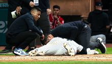 Oscar González de los New York Yankees recibe pelotazo en el rostro en juego vs Diablos