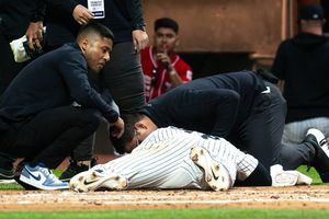 Oscar González de los New York Yankees recibe pelotazo en el rostro en juego vs Diablos