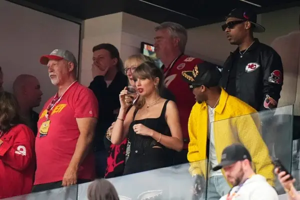 ¡Coincidieron los consuegros! Padres de Taylor Swift y Travis Kelce estuvieron en el Super Bowl