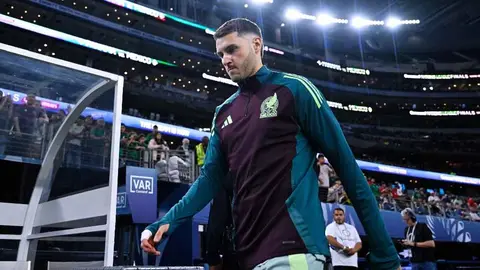 Santiago Giménez patea el banquillo por descontento al no entrar ante Panamá