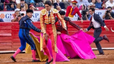 Plaza México: Héctor Gutiérrez resultó cornado en su primer toro durante la tarde del domingo