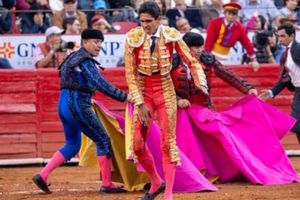 Plaza México: Héctor Gutiérrez resultó cornado en su primer toro durante la tarde del domingo