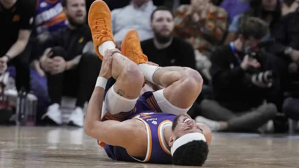 ¿Será baja? Devin Booker abandonó el partido ante los Rockets por lesión en el tobillo